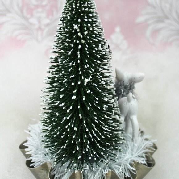 Retro Vintage Style Deer Bottle Brush Tree in Vintage Tart Tin: Christmas Decor - Picture 6 of 9